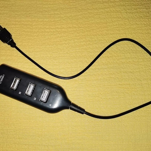 USB hub with 4 ports used