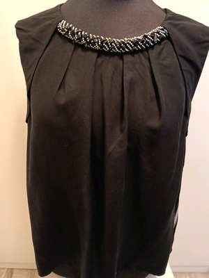 Sleeveless blouse like new with embroidery and stones on neckline, size L