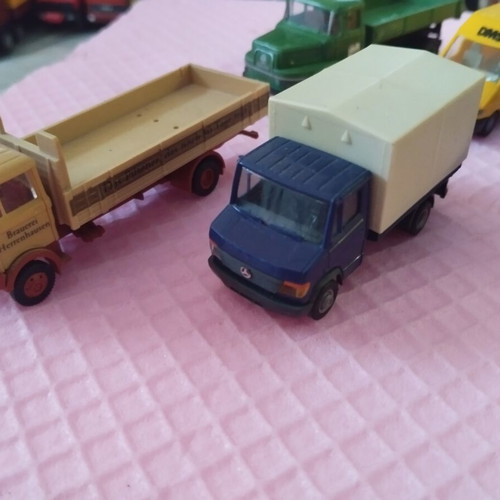 HO scale toy trucks and van, set of 6