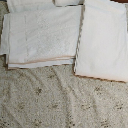 Bed sheet set with embroidery like new, fitted sheet and 2 pillowcases