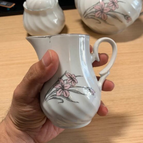 Tea pot set used with floral design
