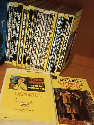 Agatha Christie book collection like new, 15 books including 2 gifts