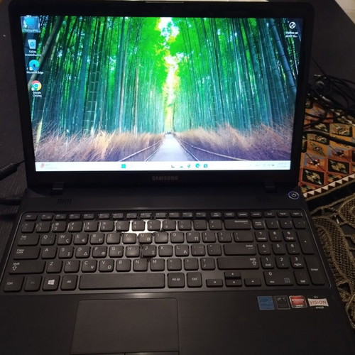 Samsung NP355E5C-A01GR Laptop 15.6" like new, AMD E-Series, 8GB RAM, 256GB SSD, Windows 11