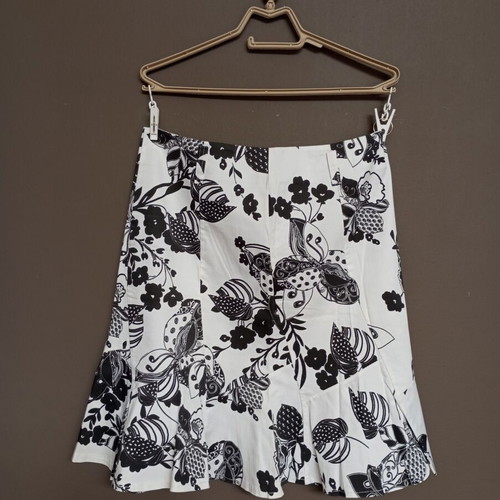 Women's black and white floral A-line skirt like new