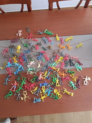 Set of 120 used figures of Indians, cowboys, knights, soldiers