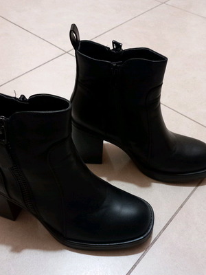 Women's black ankle boots like new, size 38, 8 cm heel