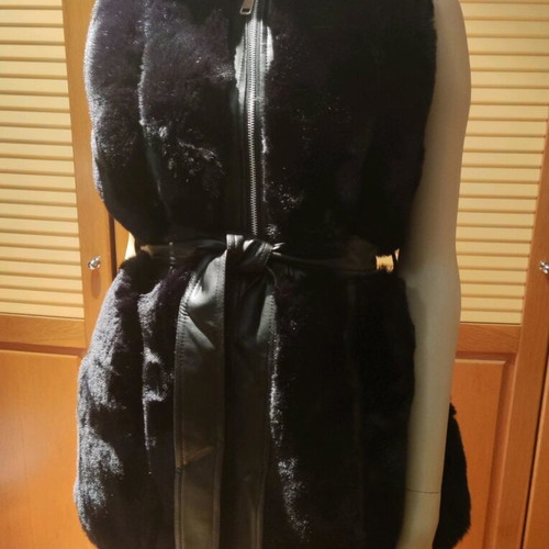 Faux fur γιλέκο με ζώνη και κουκούλα Celestino νέο, μέγεθος Μ