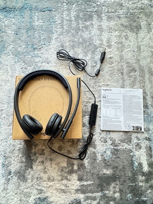 Logitech on ear headphones with microphone H570e new