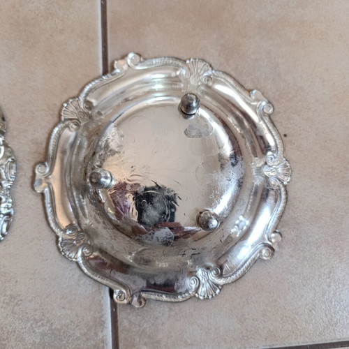 Vintage decorative platters set of 2, like new, embossed designs