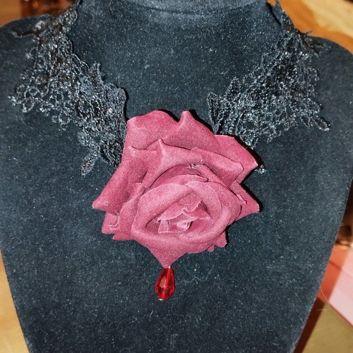 Choker with rose in like new condition