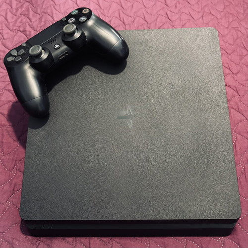 PlayStation 4 500GB console bundle with 1 controller and 7 games