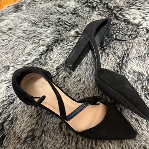 Pointed black pumps size 39 used with scratch