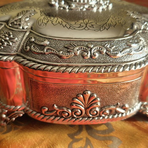 Silver-plated jewelry box oval with embossed designs new