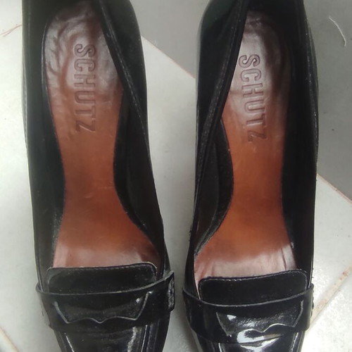 Schutz No 40 patent leather pumps like new, black leather
