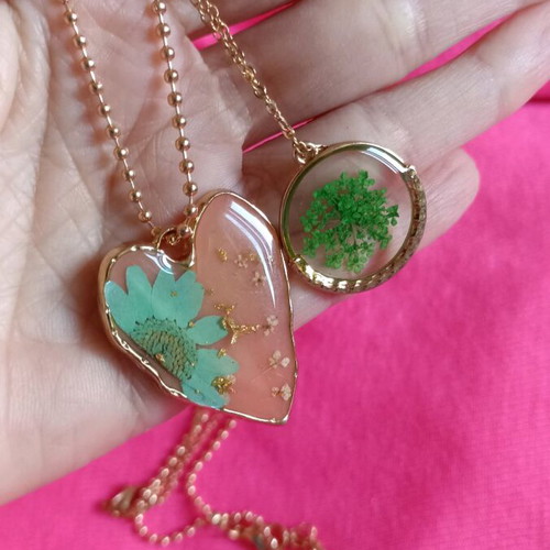 Set of 2 flower pendants like new, multicolored