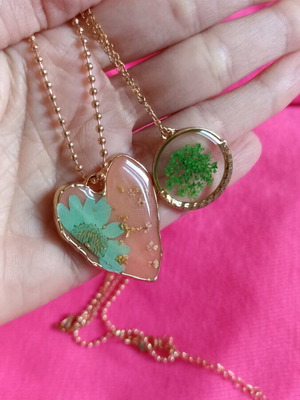 Set of 2 flower pendants like new, multicolored