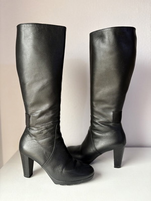 Lorenzo Mari black leather knee-high boots like new, size 41
