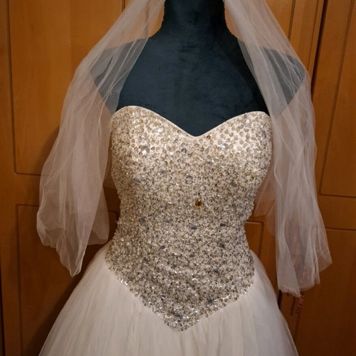 Romantic Wedding Dress Size S-M White Like New with Veil and Storage Case