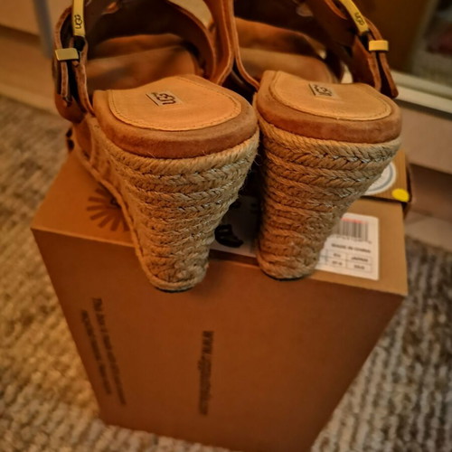 Ugg Australia wedges size 37 like new, suede tan