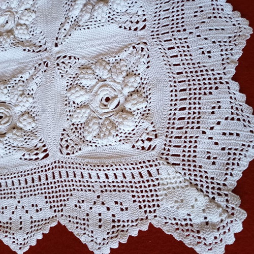 Handmade knitted blanket with embossed floral motifs, like new, 165x210 cm