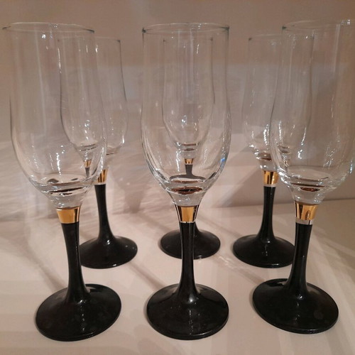 Stemmed glasses like new, set of 6 with gold and black base
