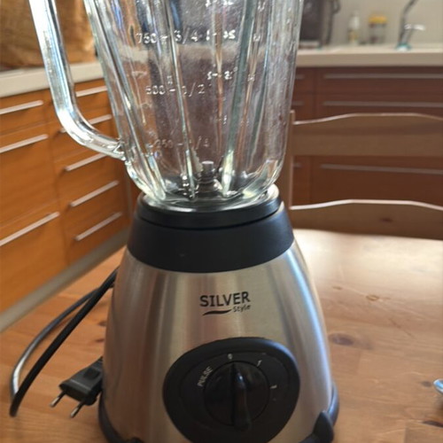 Blender with 1.5-liter glass bowl used