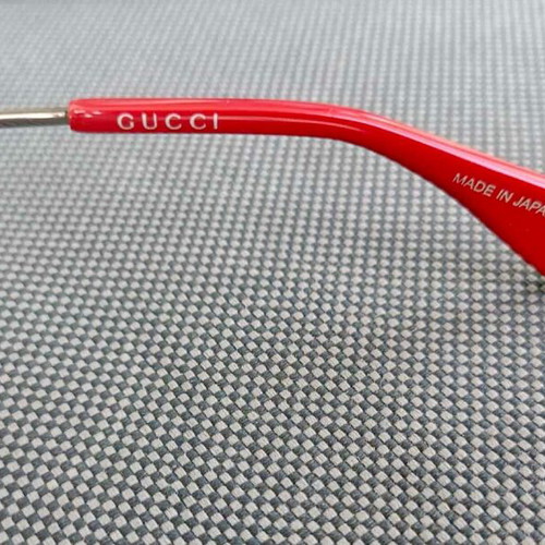 Gucci sunglasses like new, silver mirror lenses with green and red details