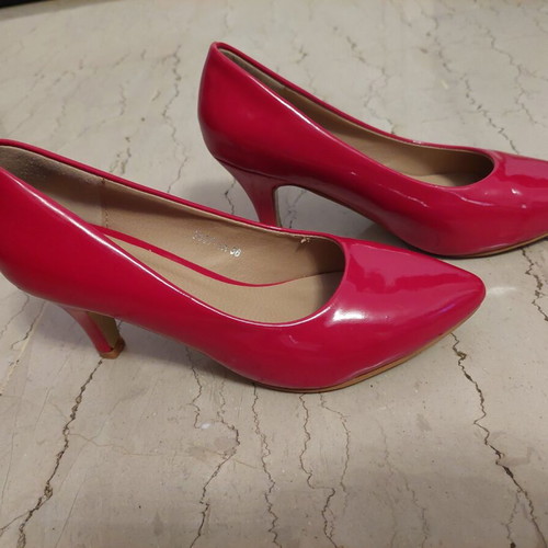 Shiny red pumps like new, size 36 with short heel