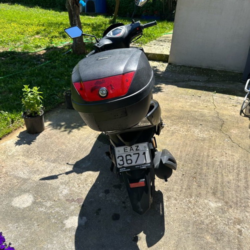 Scooter like new, 3,650 km, black, petrol