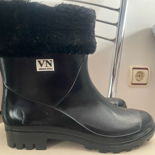 Noi Voi galotsa like new, black with fur size 38
