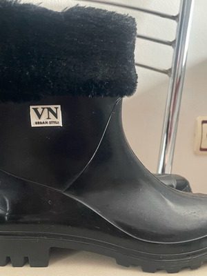 Noi Voi galotsa like new, black with fur size 38