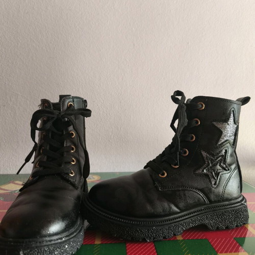 Black girls' boots size 28 with silver stars like new