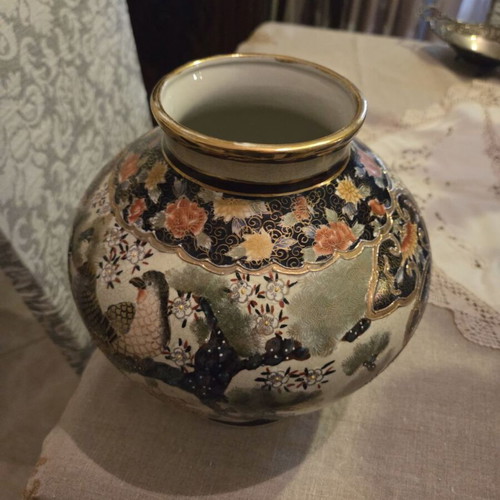 Satsuma round vase with family crest stamp