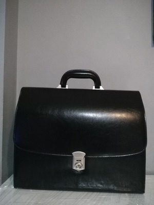 Επαγγελματική δερμάτινη τσάντα μεταχειρισμένη, με 6 χώρους και kiss lock