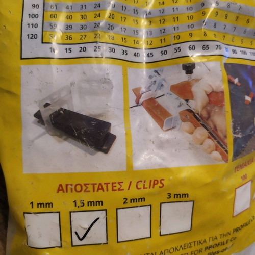 Tile wedges and spacers like new, 480 black wedges and 75 spacers (1.5mm)