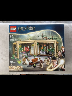 LEGO Harry Potter Hogwarts Castle Herbology Class set, 390 pcs, 8+