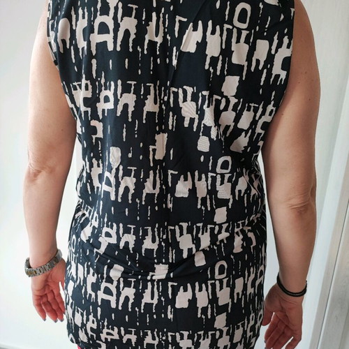 Black sleeveless blouse with beige details used, one size