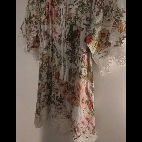 Floral off-shoulder blouse new with lace details