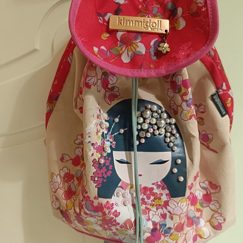 Kimmidol backpack with embroidered pearls and Geisha figure
