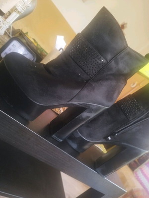 Suede ankle boots like new, black and silver, size 38