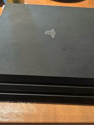 Ps4 Pro 1TB като нов с 2 контролера и калъф