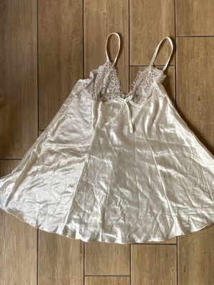 Λευκό baby doll νυχτικό με δαντέλα στο μπούστο