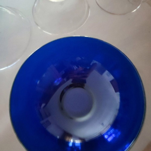 Set of 3 glass bowls in different sizes with a blue bowl gift