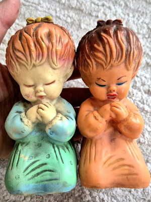 Πλαστικές κούκλες κοριτσάκια που προσεύχονται μεταχειρισμένες