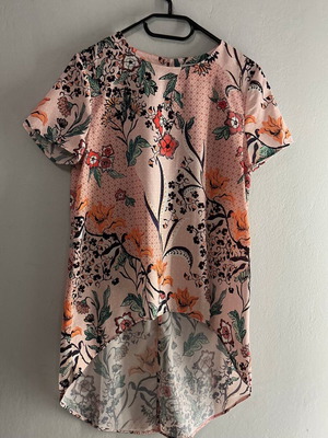 Glamorous T-shirt M like new, multicolor, tear at back
