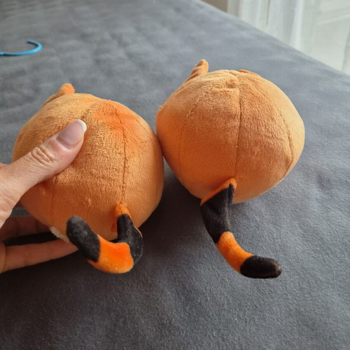 Set of 2 plush cats like new, 13cm diameter each
