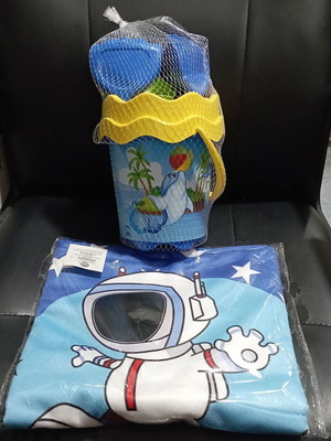 Children's Astronaut Beach Towel New With Dolphin Bucket