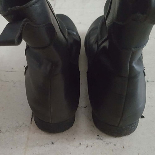 Leather ankle boots used size 37, black with light scratch
