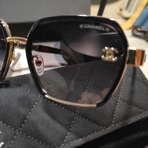 Chanel A95105 X09962 sunglasses new, black and gold