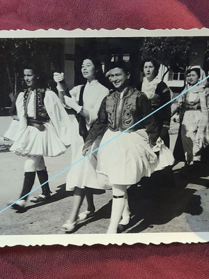 Παρέλαση 25ης Μαρτίου 1953 με παραδοσιακές φορεσιές, vintage φωτογραφία